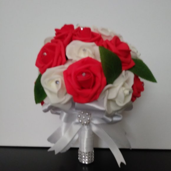 Bouquet of red and white foam roses, wedding bouquet, bouquet of XV years. - Picture 5 of 14